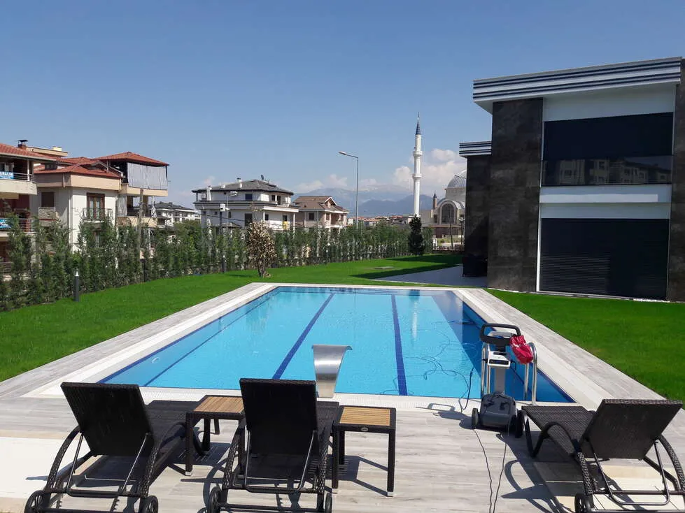 Kaliteyle mükemmel maviliğin buluştuğu serinletici bir havuz.